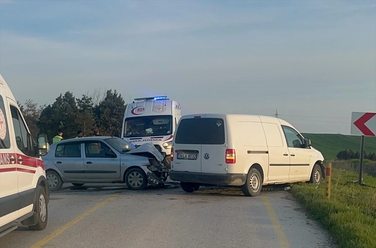 Tekirdağ\'da otomobil ile hafif ticari araç çarpıştı: 2\'si çocuk 7 kişi yaralandı