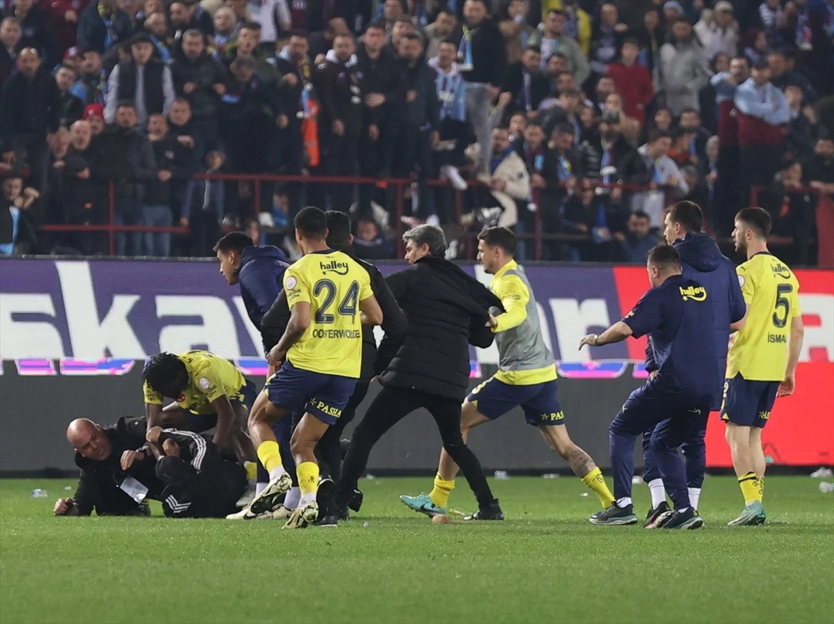 Türk futbolunun utanç gecesi! Trabzonspor-Fenerbahçe maçındaki skandallar Avrupa basınında