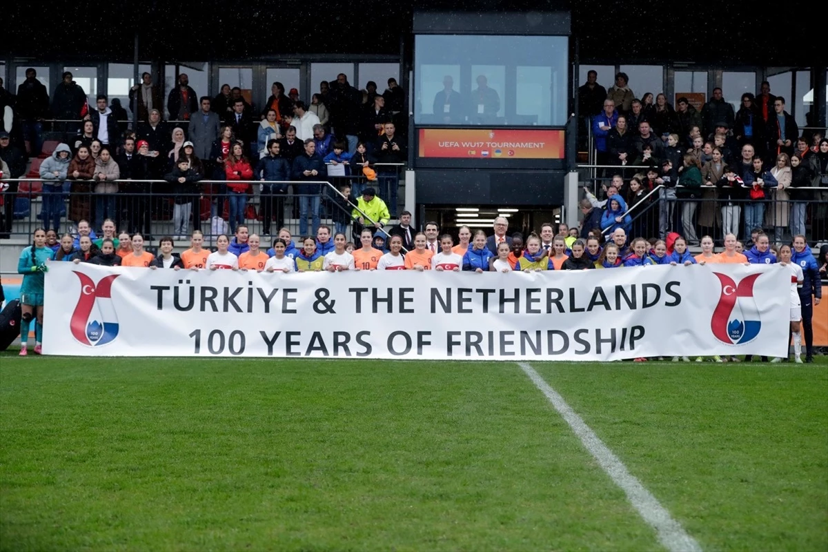 Türk ve Hollandalı Genç Kız Futbolcular Arasında Dostluk Maçı