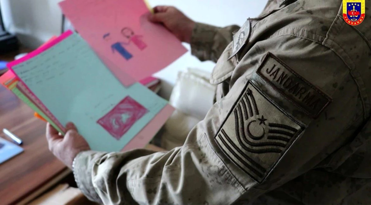 Türkiye-İran sınırında görev yapan askerler, Çorum\'da okuyan öğrencilerin mektuplarıyla duygusal anlar yaşadı