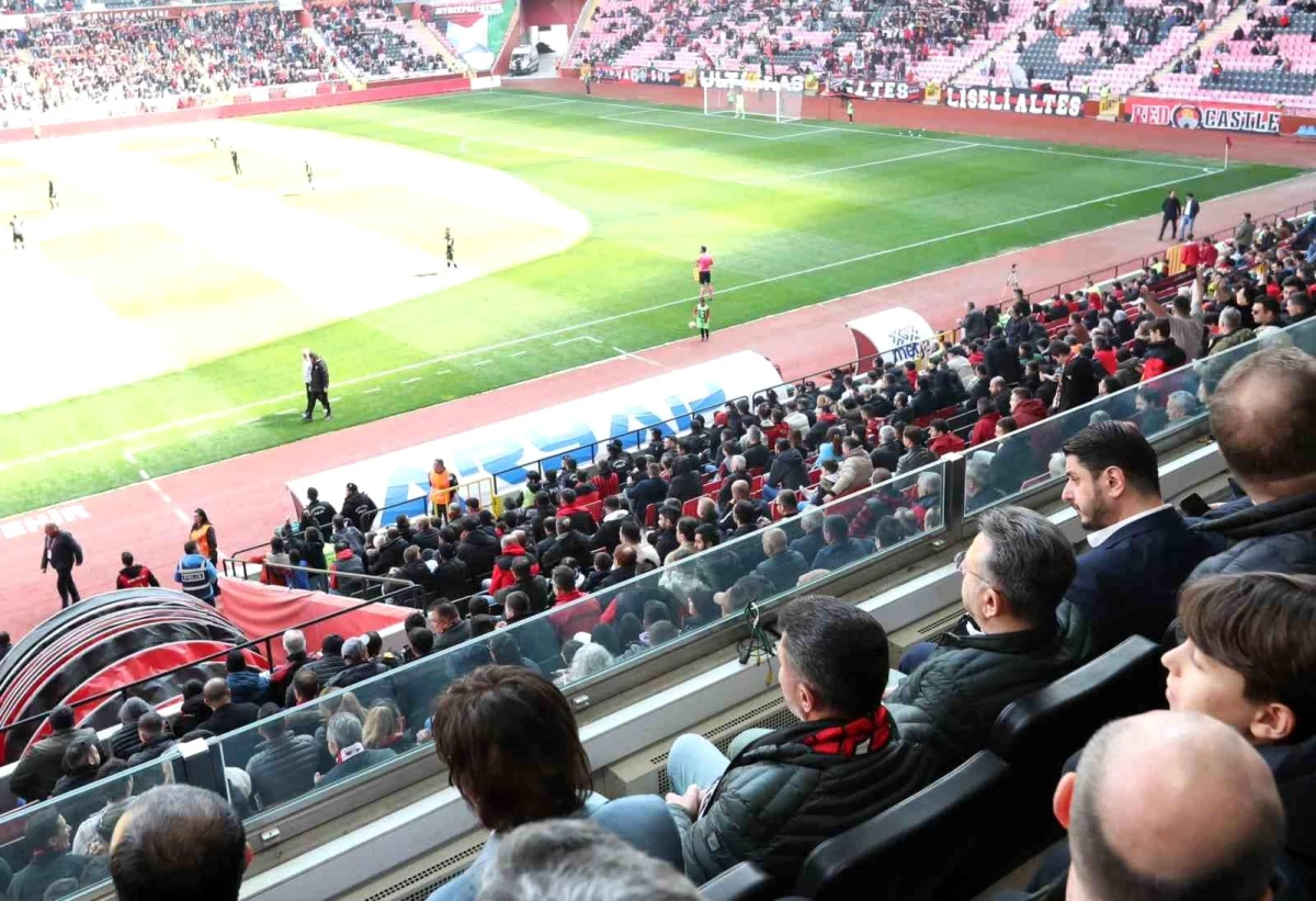 Eskişehir Valisi Hüseyin Aksoy ve ünlü oyuncu Çetin Altay Eskişehirspor-Kırşehir GHS maçını tribünden takip etti