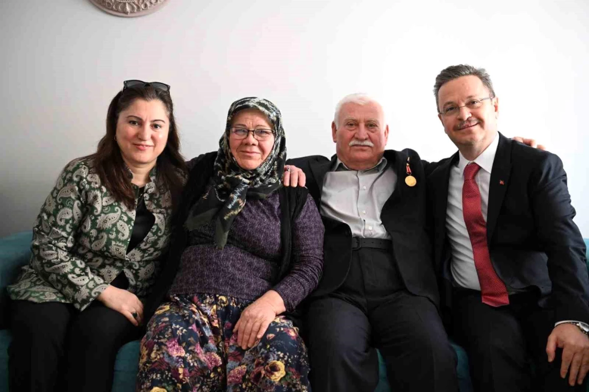 Vali Enver Ünlü ve eşi Şehit Ferhat Alakuş\'un ailesini ziyaret etti