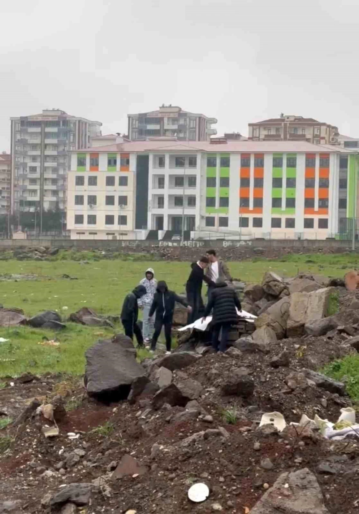 Diyarbakır\'da Öğrenciler, Yağmur ve Soğuktan Etkilenen Köpek İçin Yuva Yaptı
