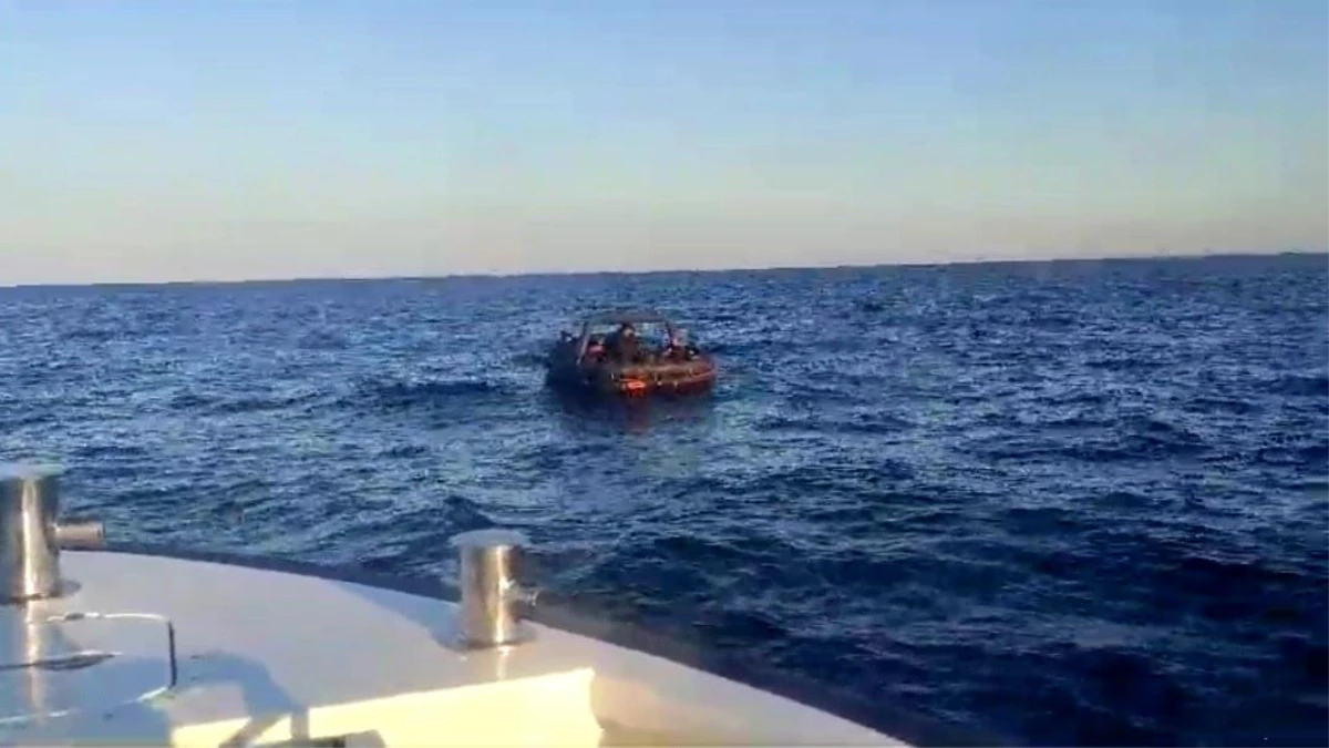 İzmir\'de Yunanistan unsurları tarafından geri itilen göçmenler kurtarıldı