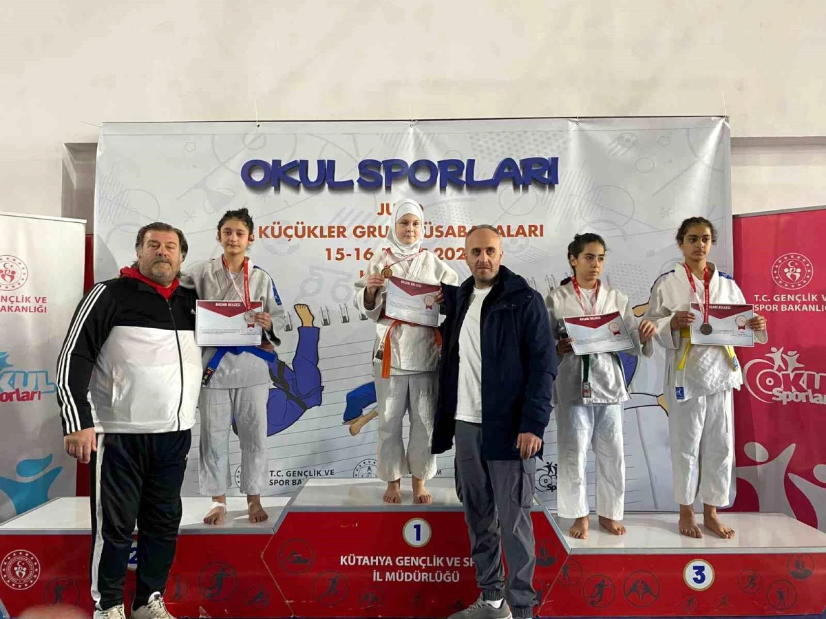 Yunusemre Belediyespor, Okul Sporları Küçükler Judo Grup Birinciliği\'nde 5 madalya kazandı