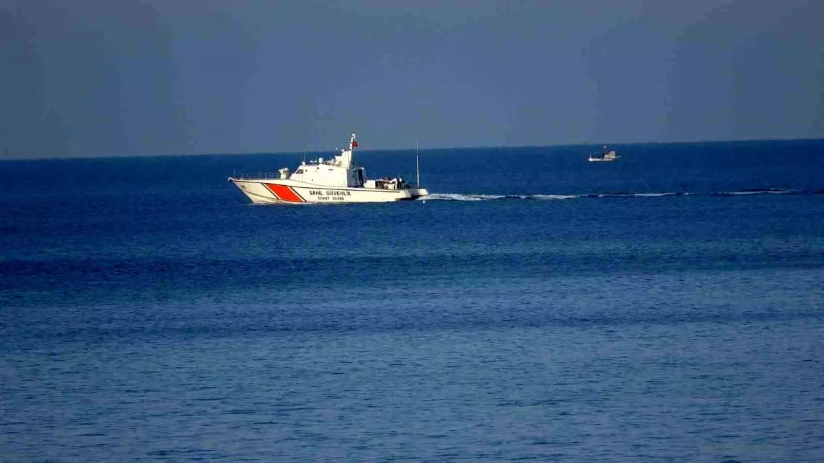 Çanakkale\'de alabora olan botta kayıp düzensiz göçmenleri arama kurtarma çalışmaları devam ediyor