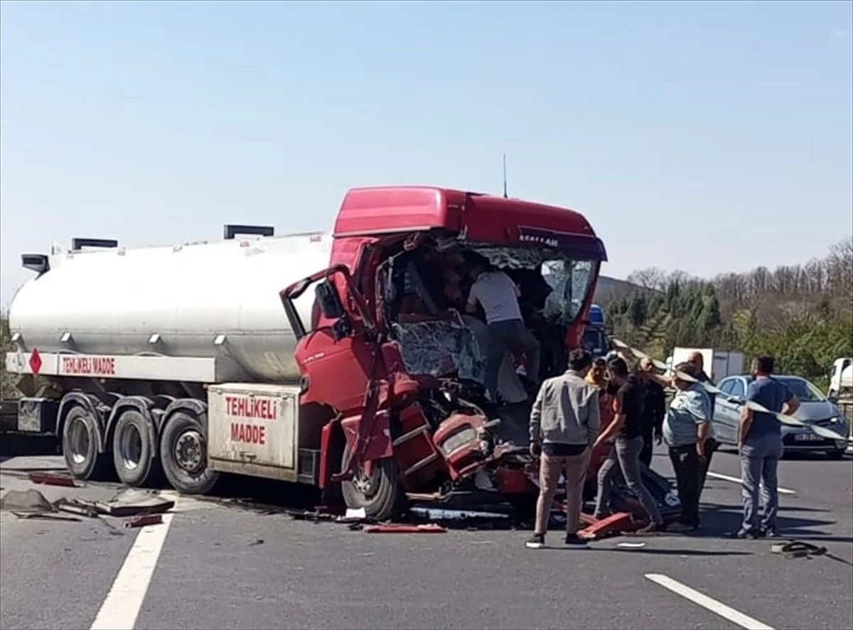 Anadolu Otoyolu\'nda tıra çarpan tankerin sürücüsü yaralandı