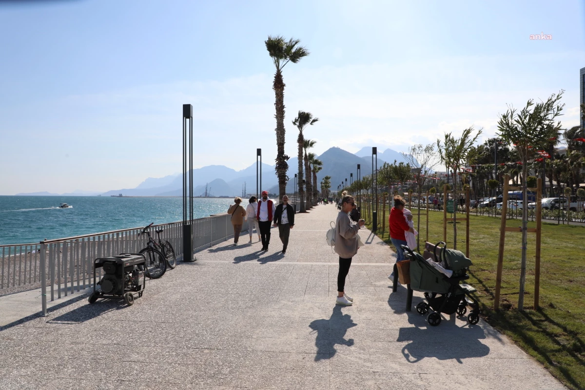 Antalya Büyükşehir Belediyesi, Konyaaltı Liman Halk Plajı\'nı hizmete açtı