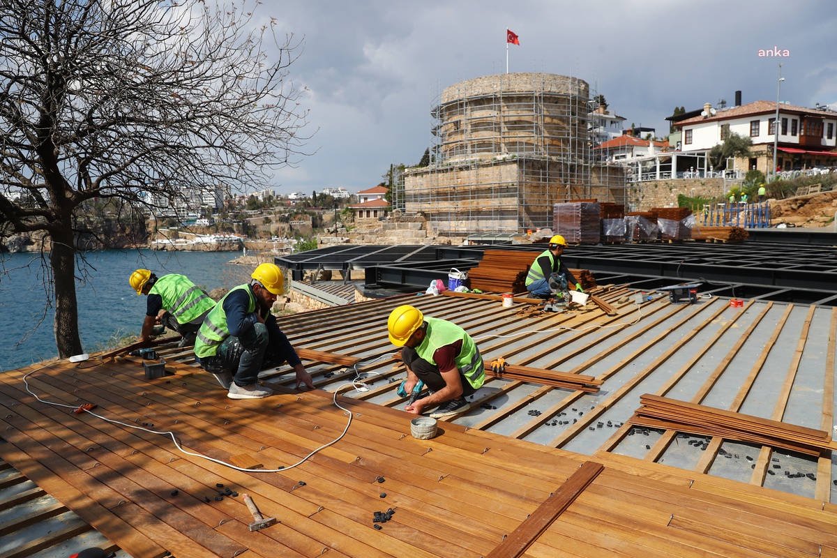 Antalya\'da Hıdırlık Kulesi çevresinde arkeolojik kazı ve seyir terası projesi devam ediyor