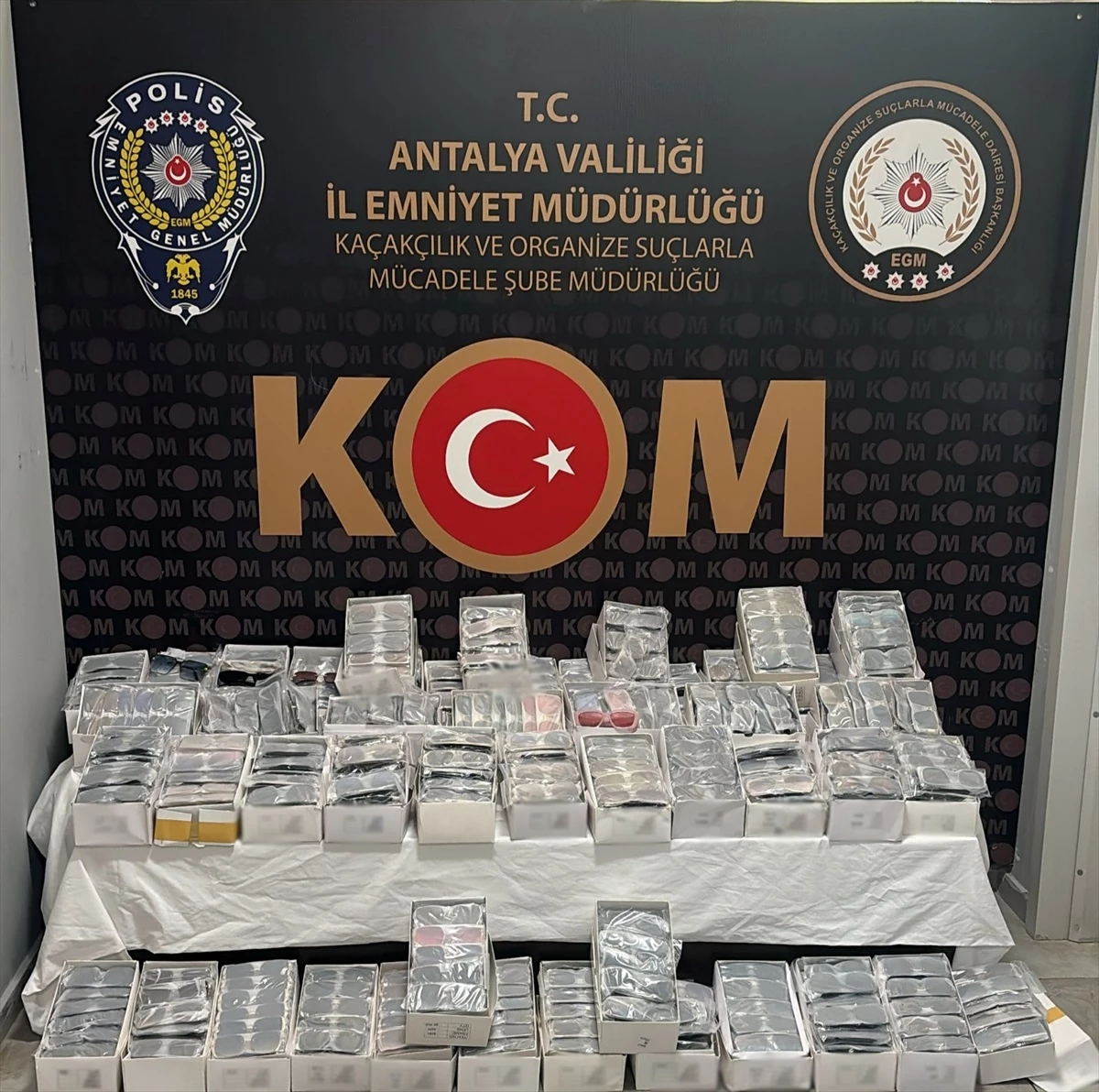 Antalya\'da düzenlenen kaçakçılık operasyonunda 14 şüpheli gözaltına alındı