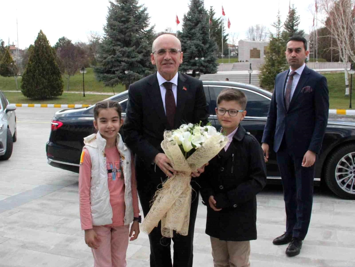 Hazine ve Maliye Bakanı Mehmet Şimşek Karaman\'da İş Dünyası Toplantısı\'na katıldı