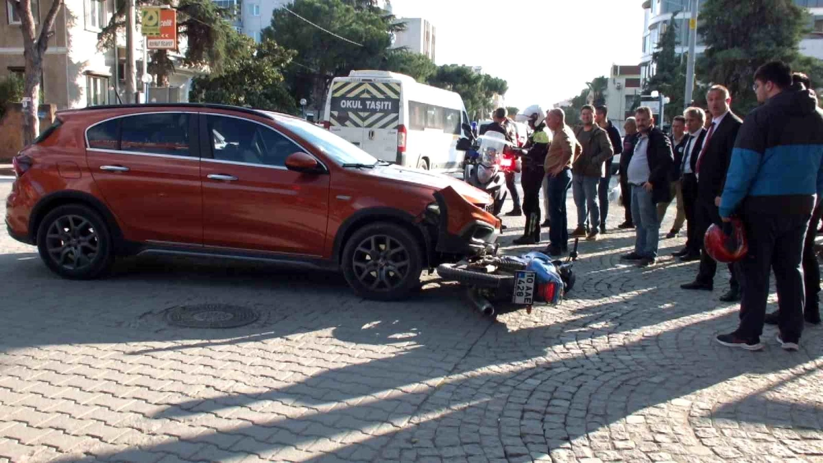 Balıkesir\'de motosiklet sürücüsü otomobille çarpıştı, yaralandı