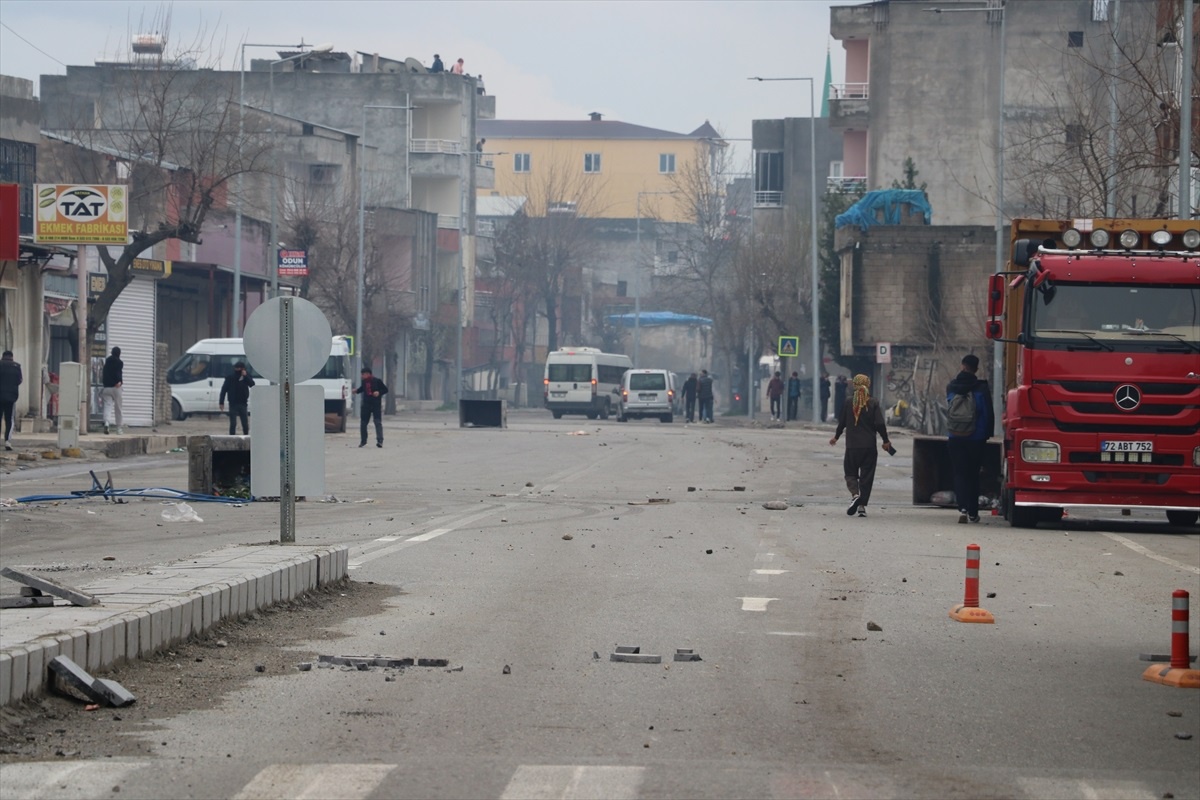 Batman\'da nevruz etkinliğinde polise taş atan 6 şüpheli gözaltına alındı
