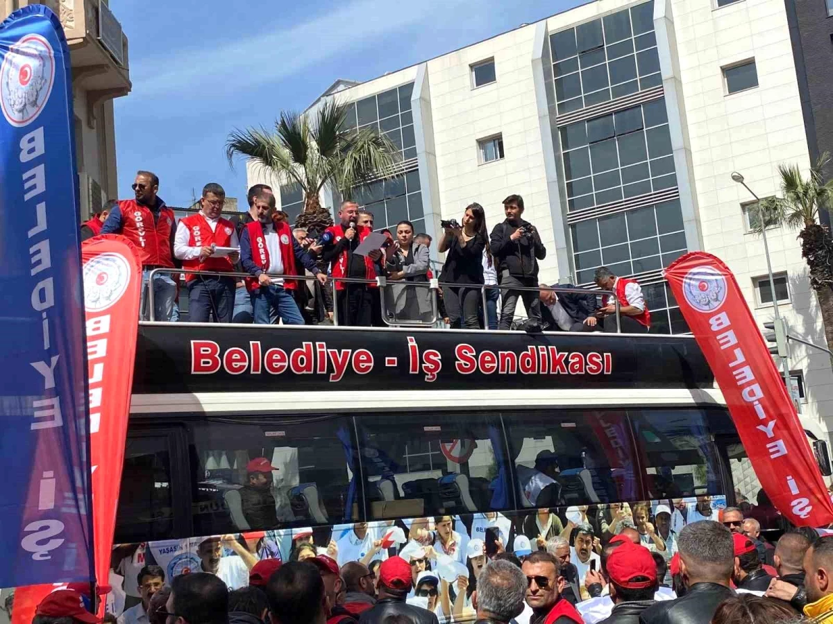 İzmir Büyükşehir Belediyesi İşçileri TİS Görüşmelerinde Tıkanma Nedeniyle Eyleme Çıktı