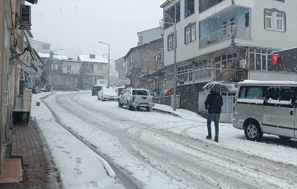 Şırnak\'ın Beytüşşebap ilçesinde kar yağışı nedeniyle eğitime ara verildi