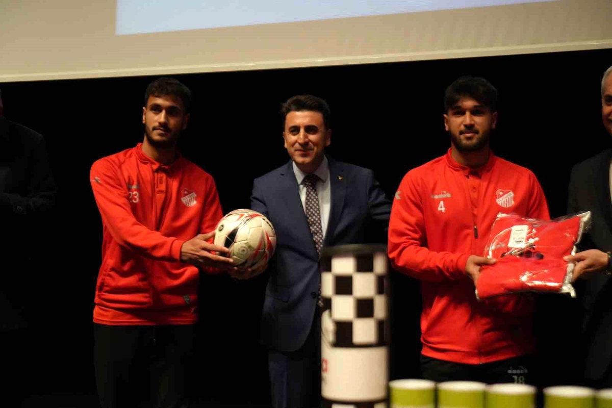 Bilecik\'te 53 Amatör Spor Kulübüne Malzeme Yardımı Yapıldı