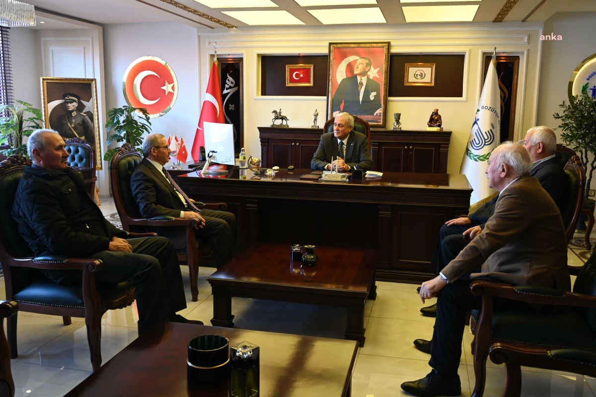 Bozüyük Belediye Başkanı Mehmet Talat Bakkalcıoğlu, Eskişehir\'de Yaşayan Bilecikliler Derneği Başkanı Davut Mülayim ve yönetim kurulu üyeleri ile bir araya geldi