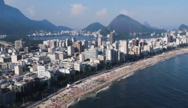 Brezilya'da görülmemiş rekor! Termometreler 60,1 dereceyi gördü, yollar eriyor