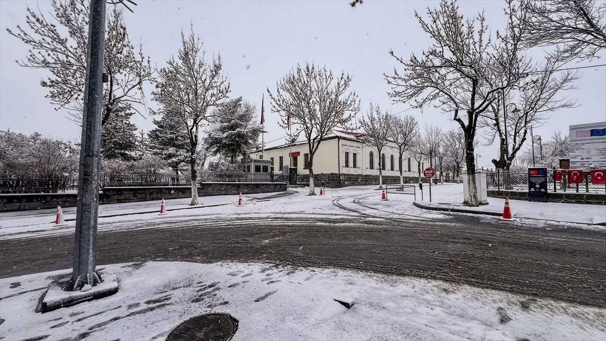 Doğu Anadolu\'da Kar Yağışı Devam Ediyor