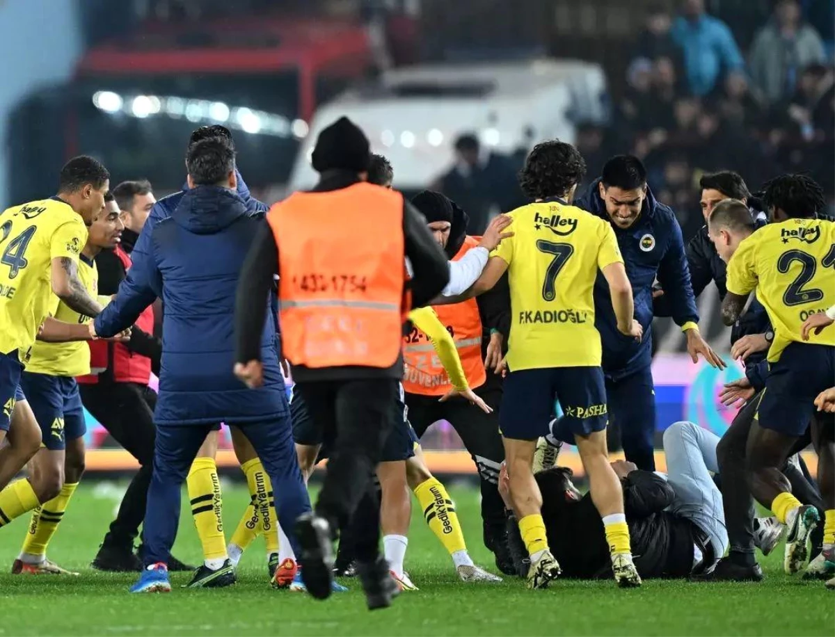 Trabzonspor Yardımcı Antrenörü Egemen Korkmaz: \'Güvenlik görevlileri tarafından etkisiz hale getirilmiş bir insanın yüzüne tekme atıldığını görünce müdahale ettim\'