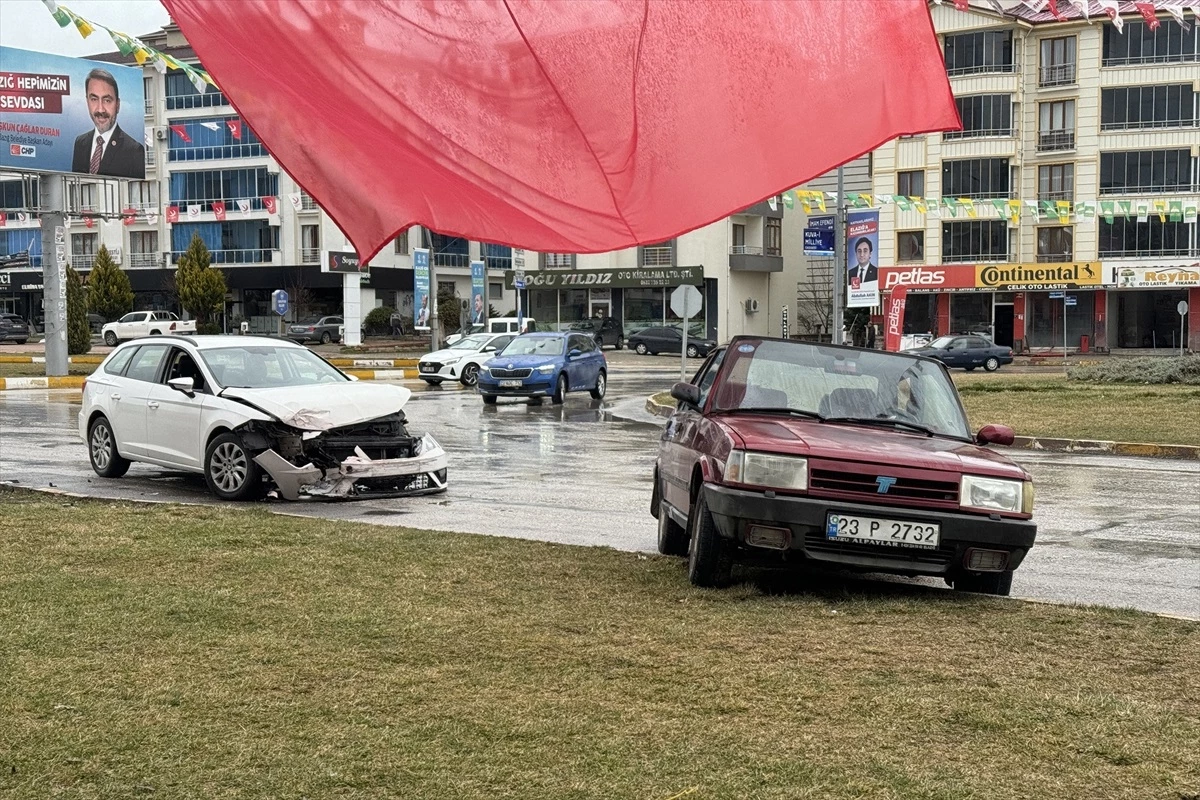 Elazığ\'da 2 otomobilin çarpışması sonucu 4 kişi yaralandı