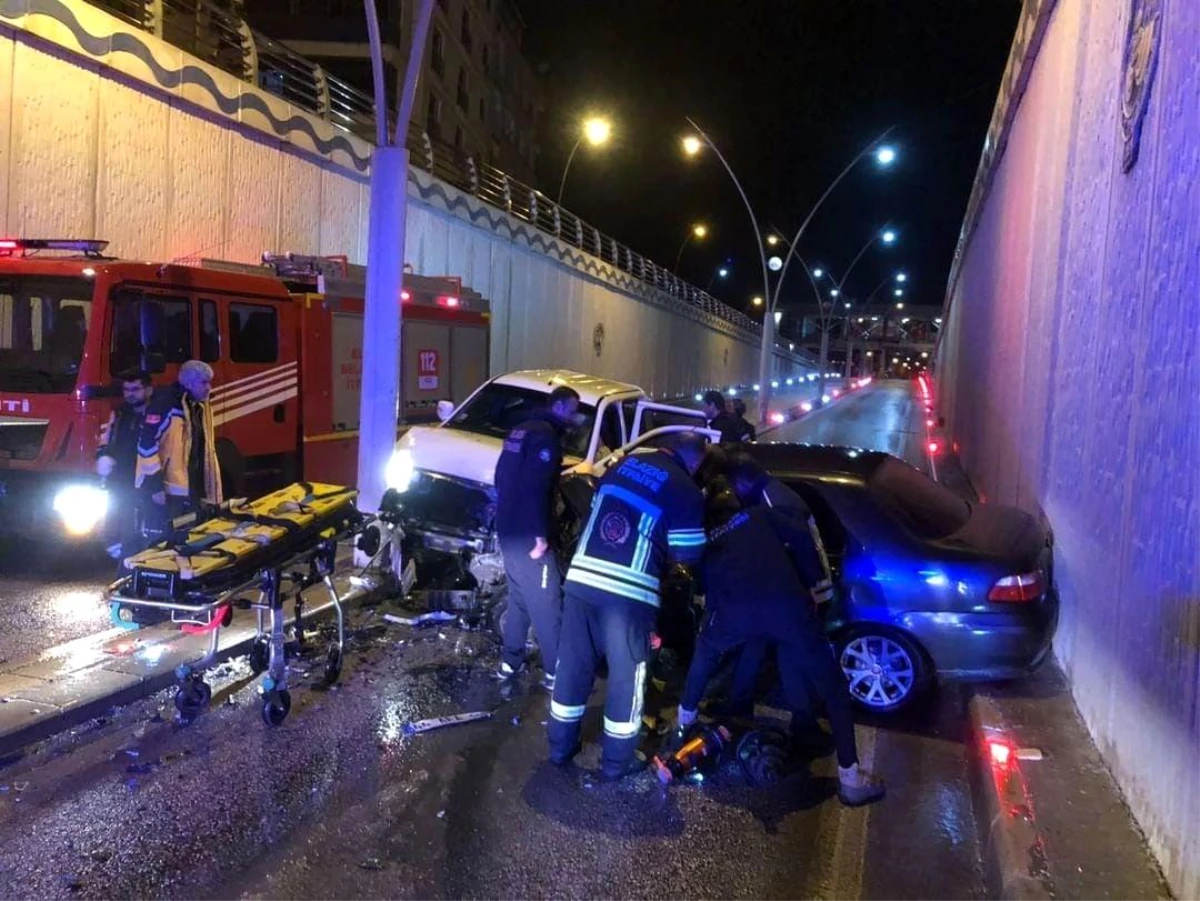 Elazığ\'da Pikapın Otomobile Çarpması Sonucu 2 Kişi Yaralandı