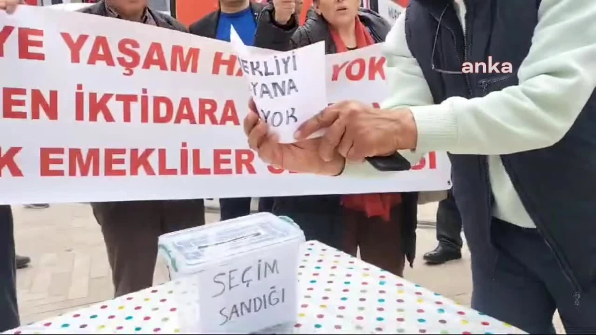 Emeklilerden İstanbul\'da Eylem... Temsili Seçim Sandığına "Emekliyi Soyana Oy Moy Yok" Yazılı Kâğıtlar Attılar