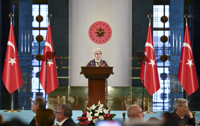 Emine Erdoğan, huzurevi sakinleriyle iftarda buluştu