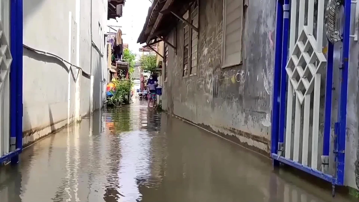 Endonezya\'da Sel Felaketi: Binlerce Kişi Evlerini Terk Etti