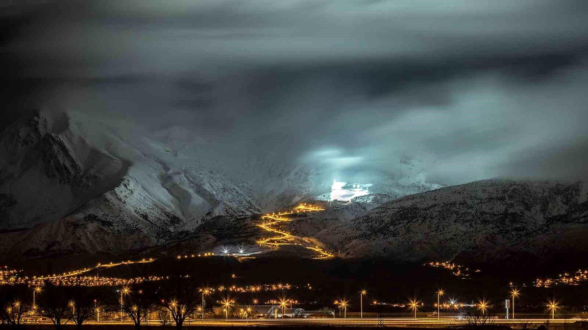 Erzincan\'da Ramazan Ayında Aydınlatılmış Pistlerde Gece Kayağı
