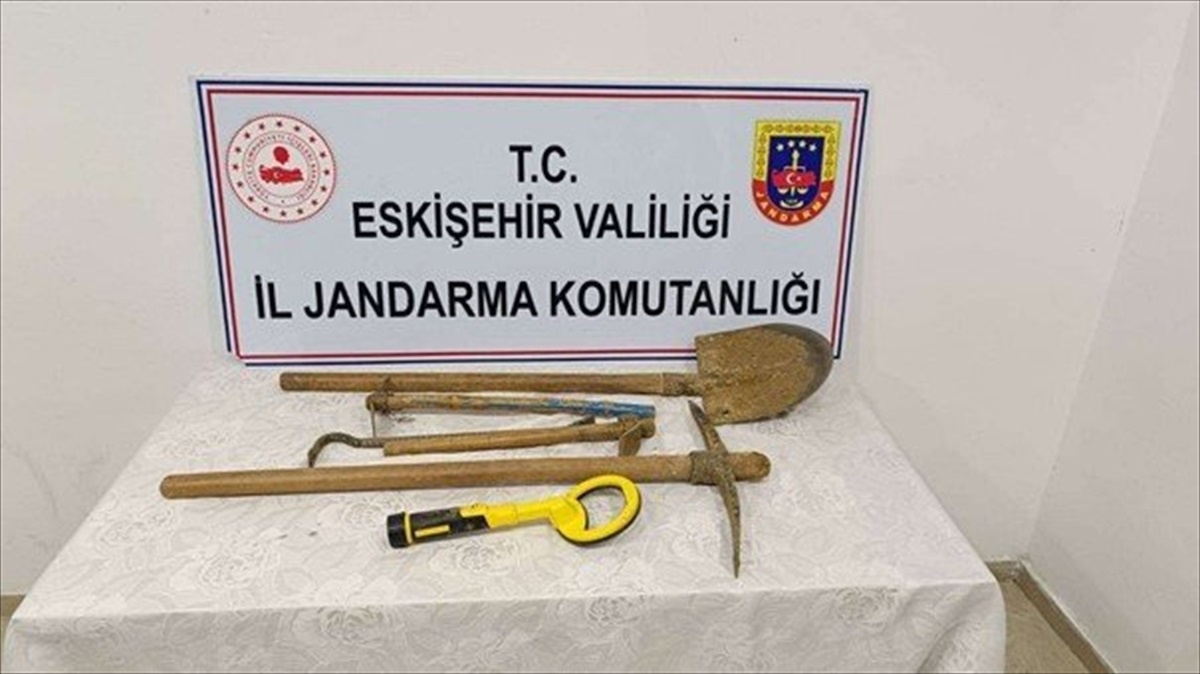 Eskişehir\'de izinsiz kazı yapan 4 şüpheli suçüstü yakalandı