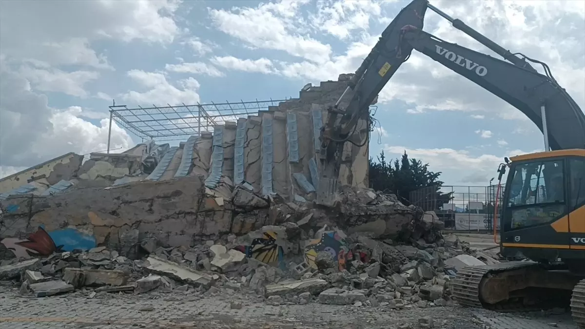 Gaziantep İslahiye\'deki Atatürk Stadyumu tribünlerinin yıkımına başlandı