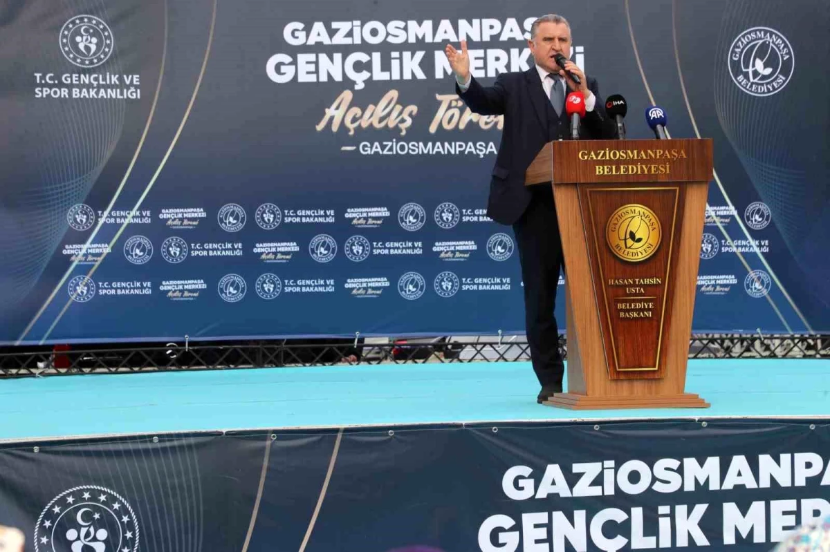 Gençlik ve Spor Bakanı Osman Aşkın Bak, Gaziosmanpaşa Gençlik Merkezi\'nin açılış törenine katıldı