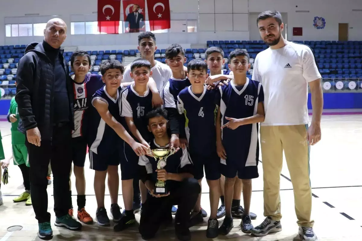 Hakkari\'de Okullar Arası Yıldız Erkekler Futsal Müsabakaları Sonuçlandı