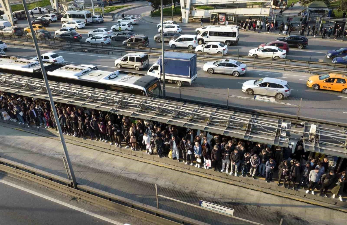 İstanbul\'da Metrobüs Duraklarında Uzun Kuyruklar Oluştu