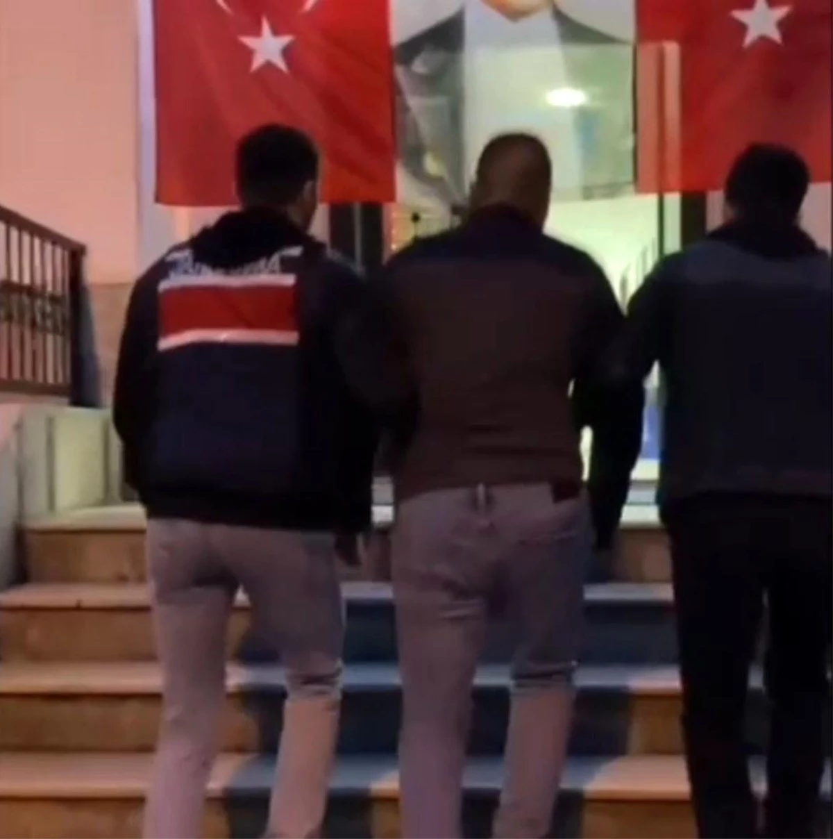 İzmir\'de Kardeşler Çetesi Operasyonu: 13 Gözaltı