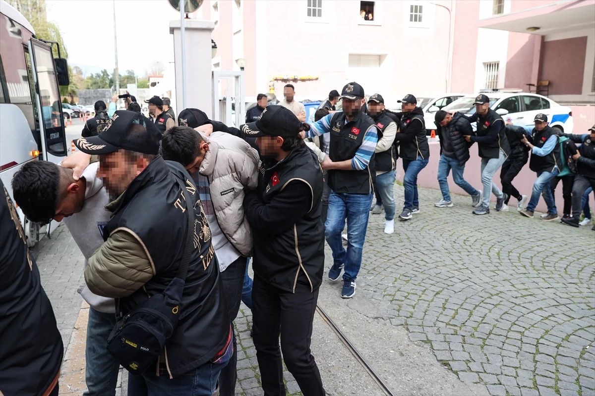İzmir\'de Nevruz Mitingi Sonrası Terör Örgütü Propagandası Yapan 7 Kişi Gözaltına Alındı