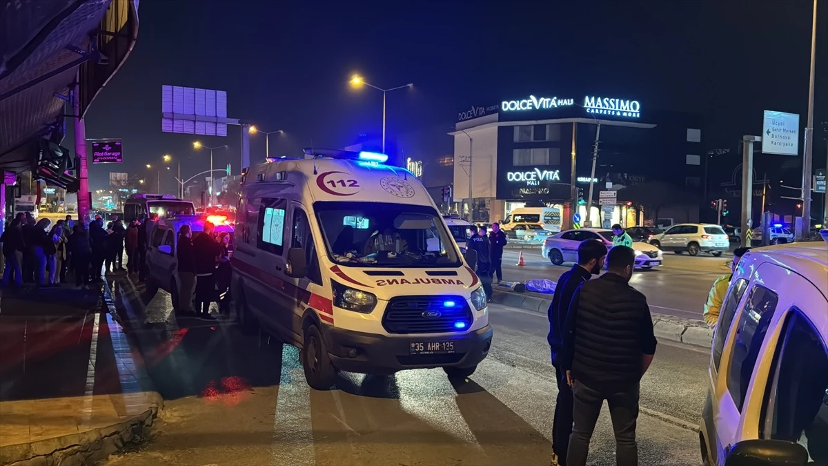 İzmir\'de Otomobilin Yayalara Çarpması Sonucu 1 Kişi Öldü, 1 Kişi Ağır Yaralandı