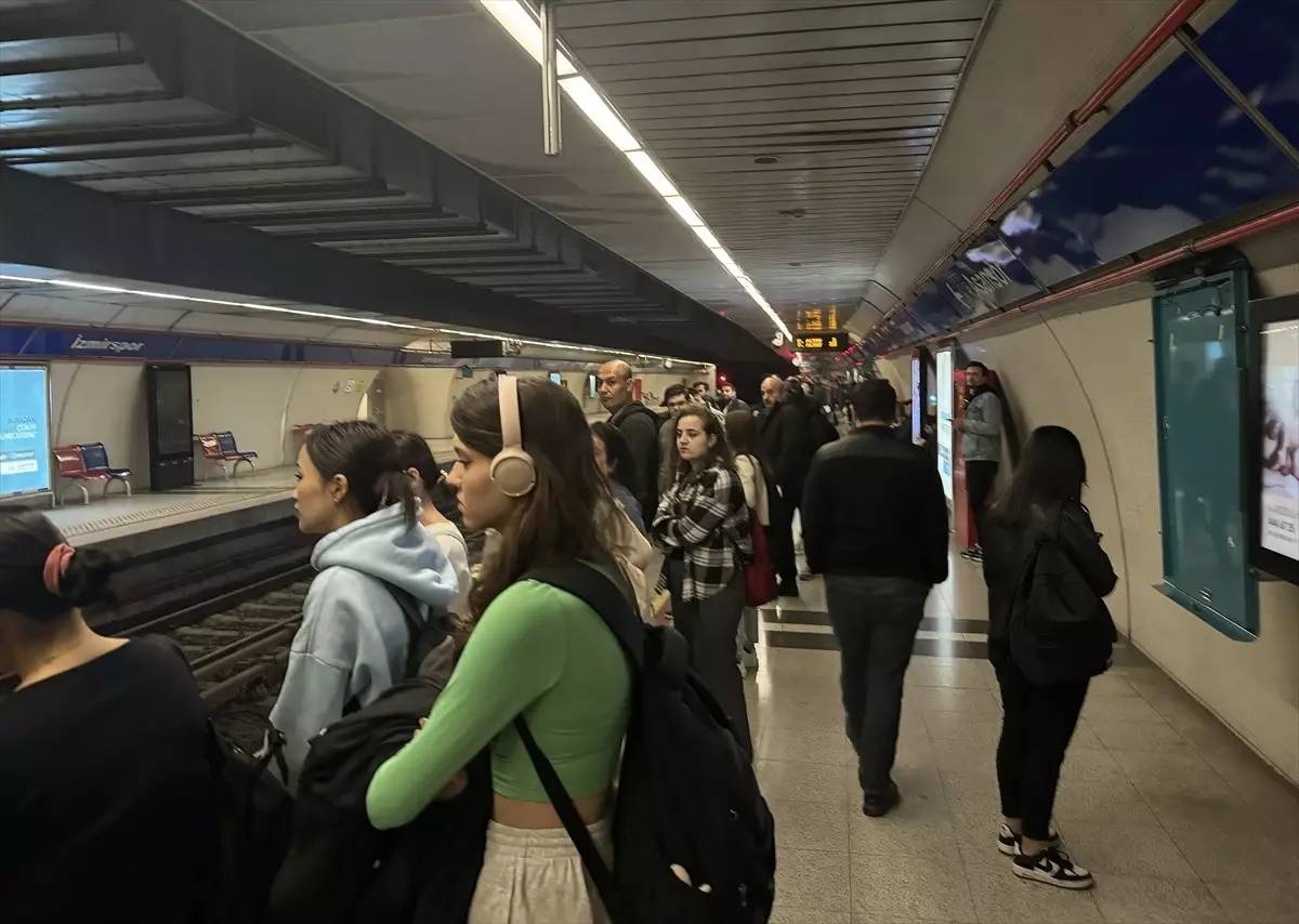 İzmir Metrosu\'nda seferlerde gecikme yaşandı, istasyonlarda yoğunluk oluştu