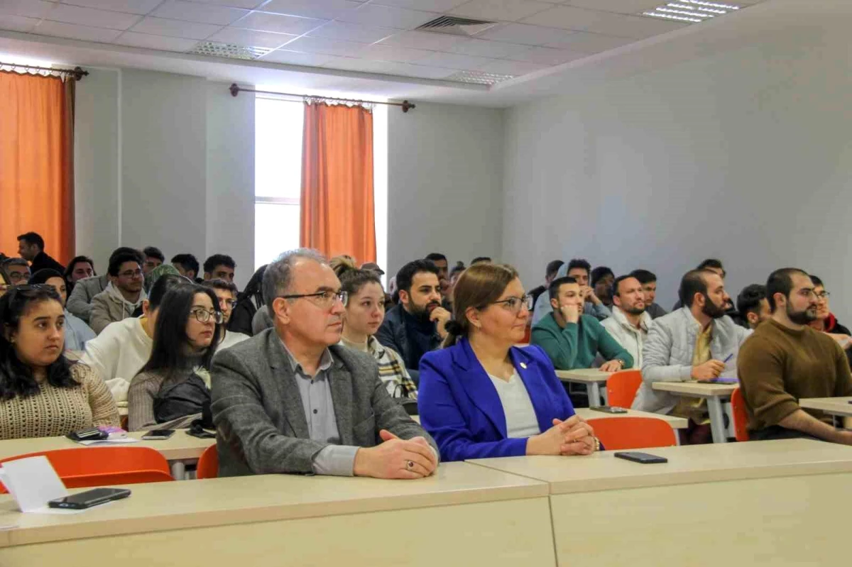 Bilecik Şeyh Edebali Üniversitesi öğrencileri, Bilecik Sanayi Teknoloji İl Müdürü Abdullah Ay ile buluştu
