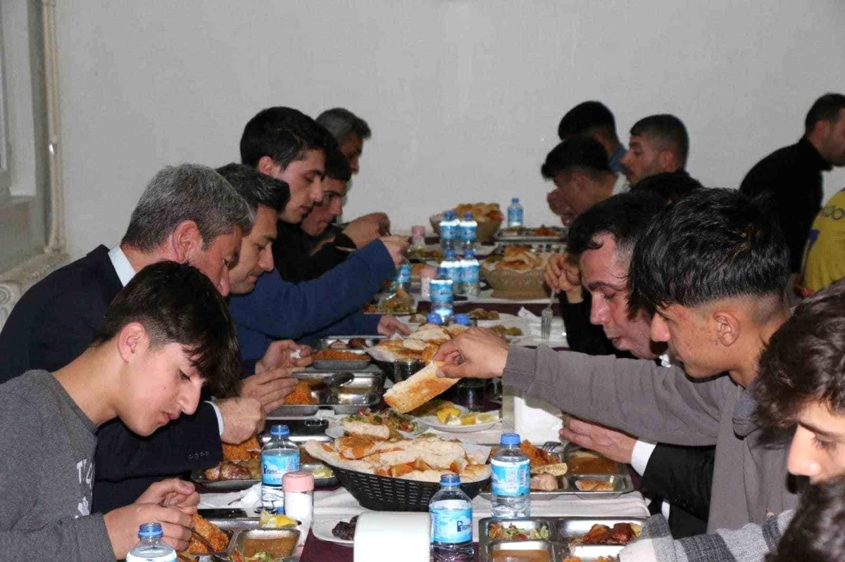 Bitlis Kaymakamı Öğrencilerle İftar Yaptı