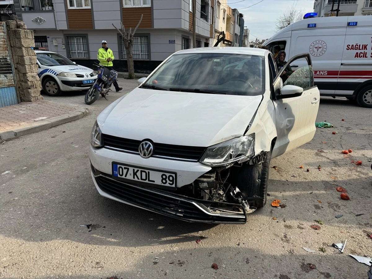 Kilis\'te otomobil ile motosiklet çarpıştı: 3 yaralı
