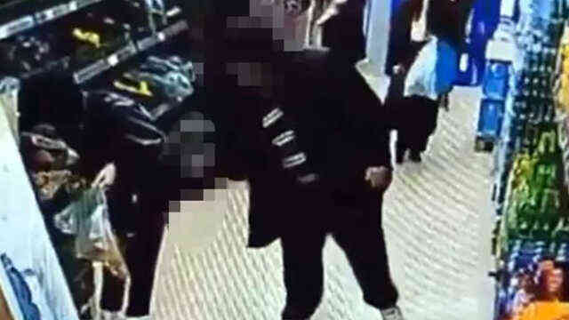 Kırklareli'nde Markette Taciz Olayı: Akli Dengesi Bozuk Kişi Hastaneye Sevk Edildi Kırklareli'nde Markette Taciz Olayı: Akli Dengesi Bozuk Kişi Hastaneye Sevk Edildi