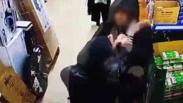 Kırklareli'nde Markette Taciz Olayı: Akli Dengesi Bozuk Kişi Hastaneye Sevk Edildi Kırklareli'nde Markette Taciz Olayı: Akli Dengesi Bozuk Kişi Hastaneye Sevk Edildi