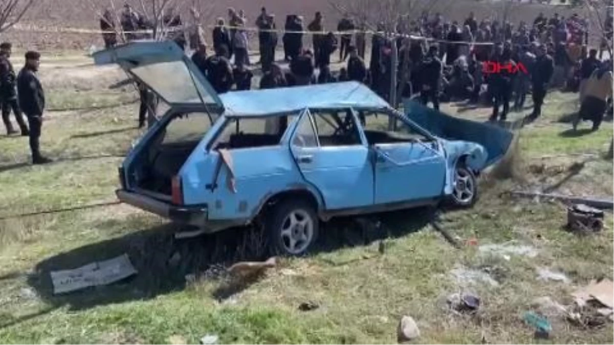 Konya\'da Otomobilin Otobüs Durağına Çarpması Sonucu 4 Kişi Hayatını Kaybetti