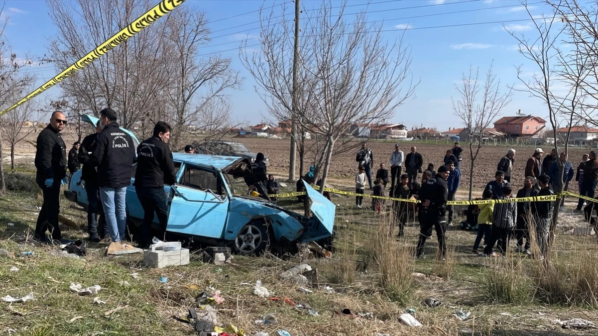 Konya\'da Otomobilin Otobüs Durağına Çarpması Sonucu 4 Kişi Hayatını Kaybetti