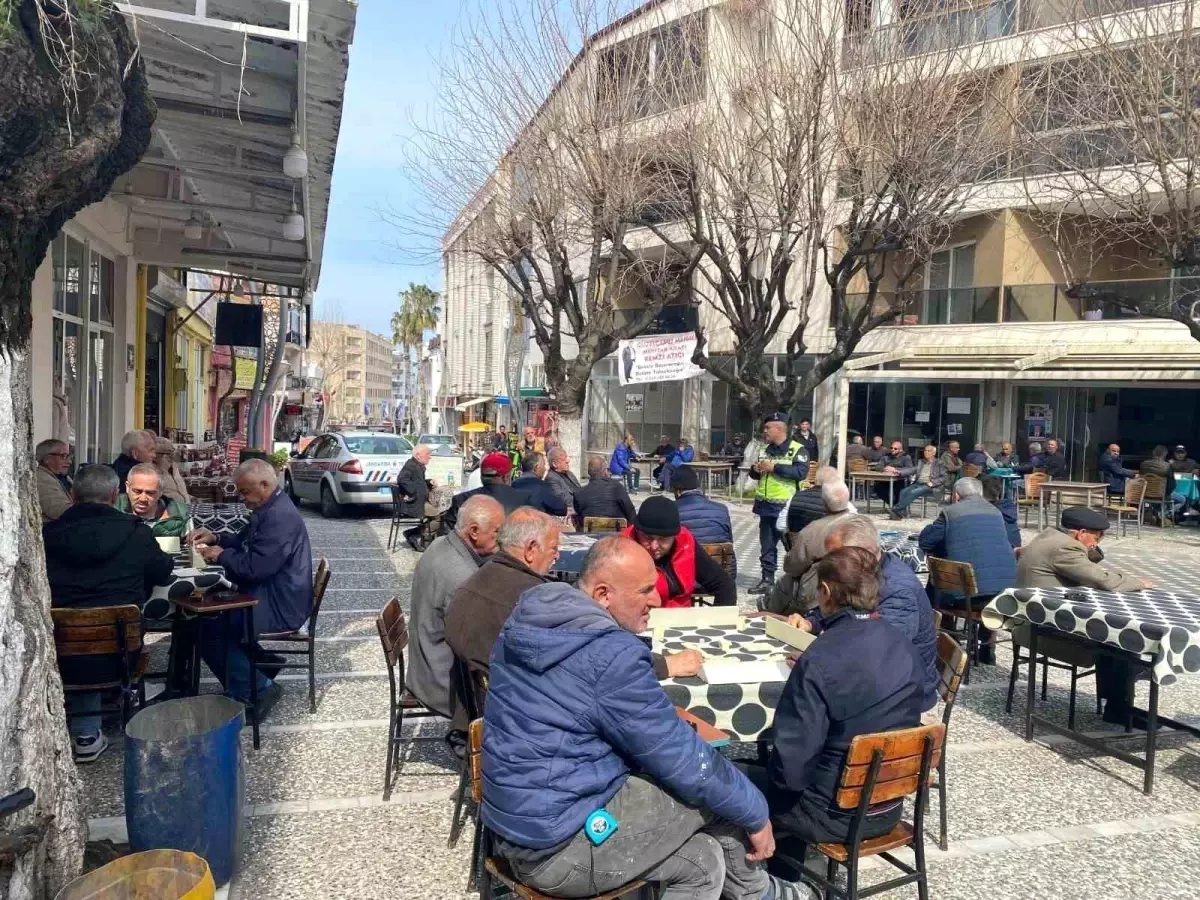 Kuşadası\'nda jandarma ekipleri trafik kuralları konusunda bilgilendirme yaptı