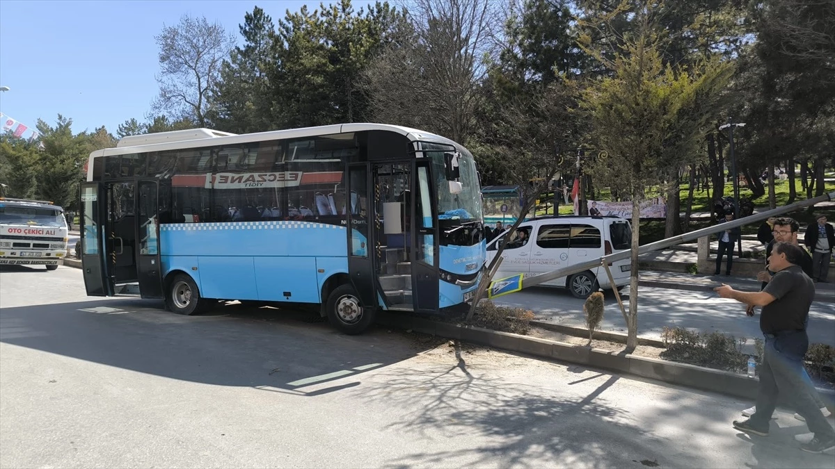 Kütahya\'da Özel Halk Otobüsü Kaza Yaptı: 2 Yolcu Yaralandı