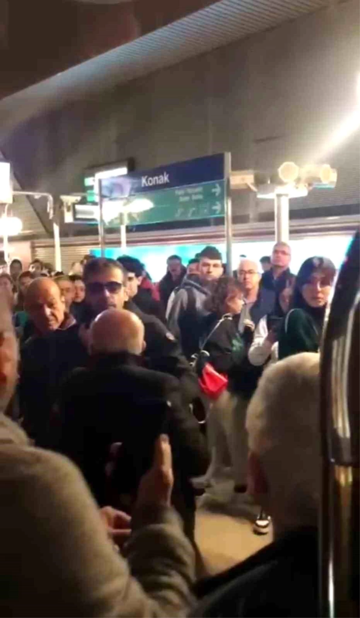İzmir Metrosu\'nda Seferler Gecikmeli Devam Etti, Vatandaşlar Arasında Kavga Çıktı