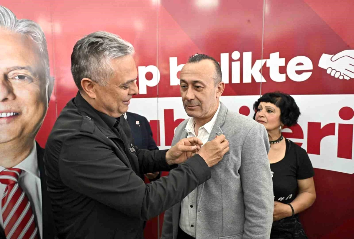 Muratpaşa\'da Siyasi Ayrımlar Kırılıyor: CHP\'ye Katılımlar Devam Ediyor